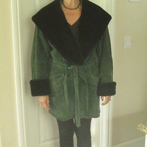 Woman's Leather coat, with fur collar and hood